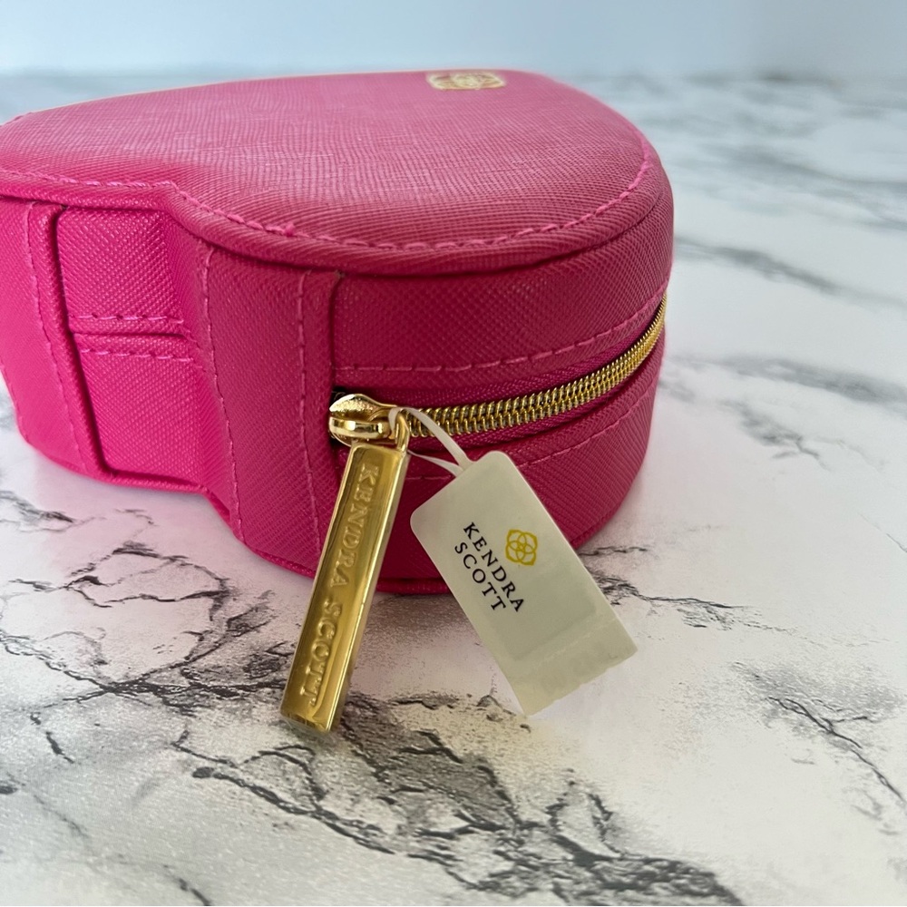 Kendra Scott Heart Jewelry Case in Hot Pink - Picture 5 of 12